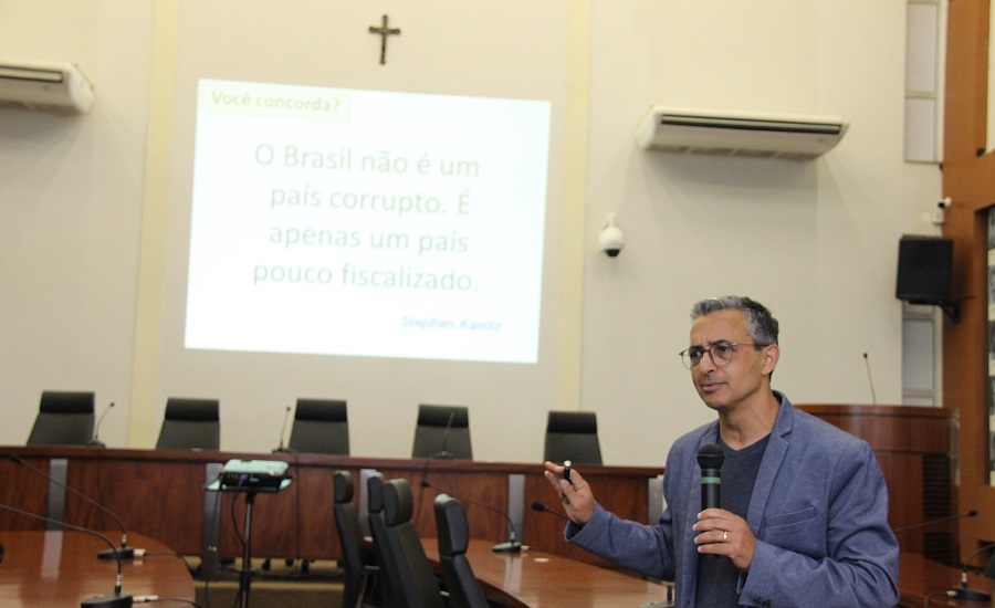 Professores criticam excesso de leis e apontam carência de fiscalização pelos Poderes Legislativos no país