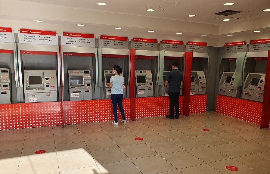 Bancos, hipermercados e shoppings devem disponibilizar cadeira de rodas  