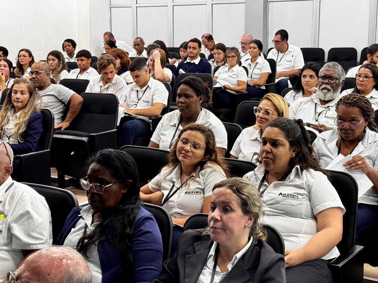 Servidores e colaboradores participam de treinamento sobre o sistema TRAMITA