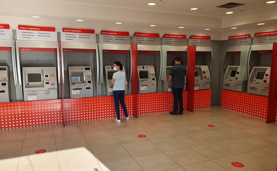 Projeto prevê atendimento por intérprete de libras em bancos