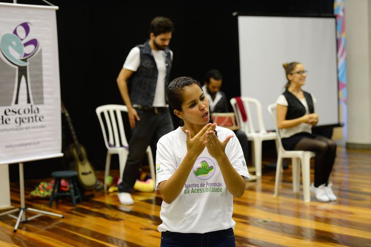 Aprovado projeto de lei que exige intérprete de libras em eventos oficiais 