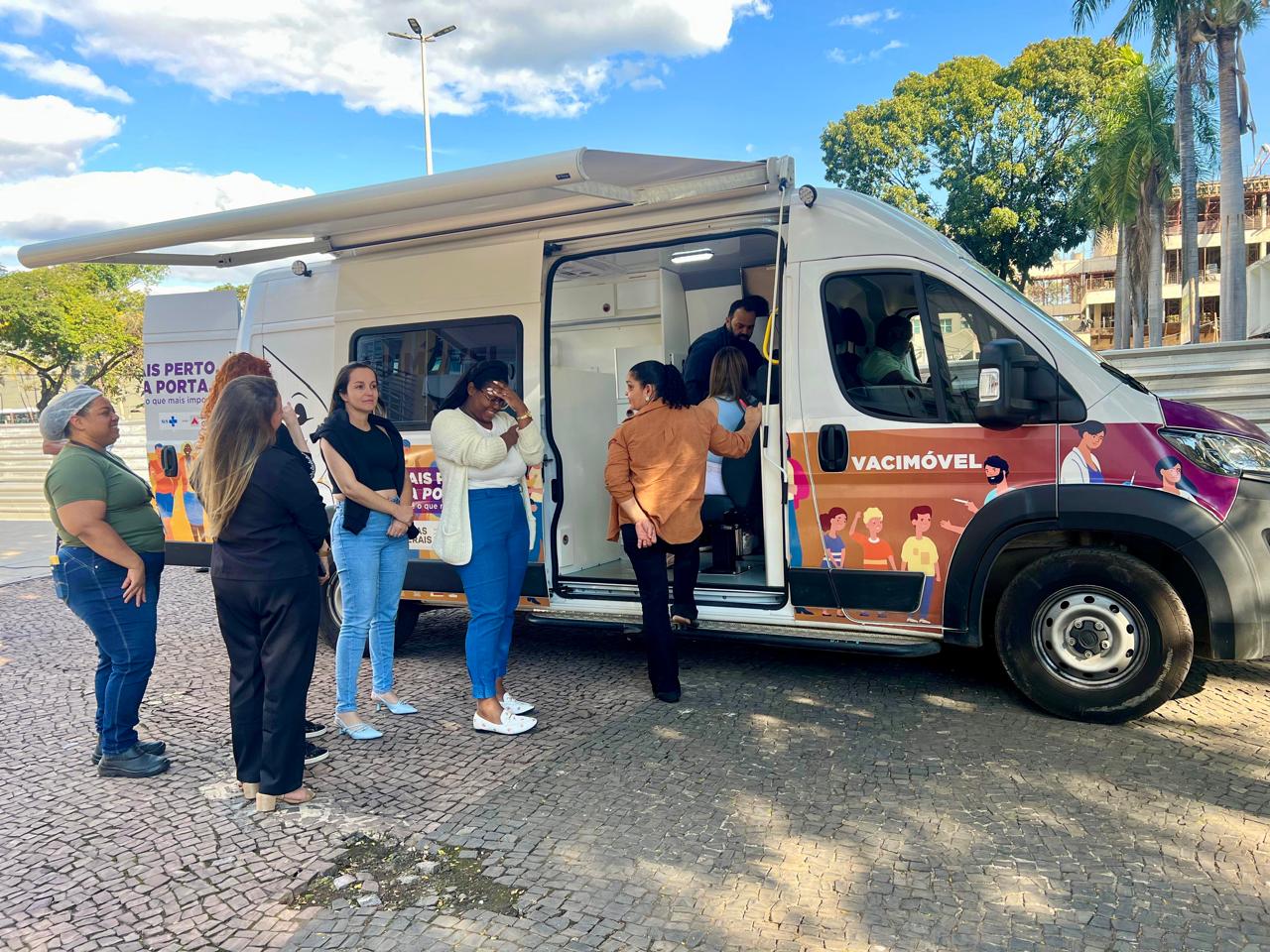 Vacimóvel atende população no estacionamento da Câmara de Ipatinga