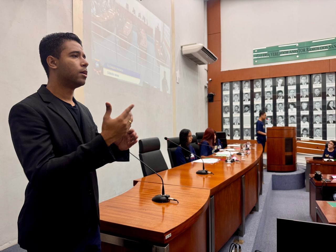 Câmara de Ipatinga inicia serviço presencial de intérpretes de Libras em eventos oficiais