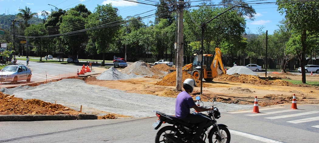 Prefeito recebe homenagem por início de obras  reivindicadas pela comunidade do Bom Retiro