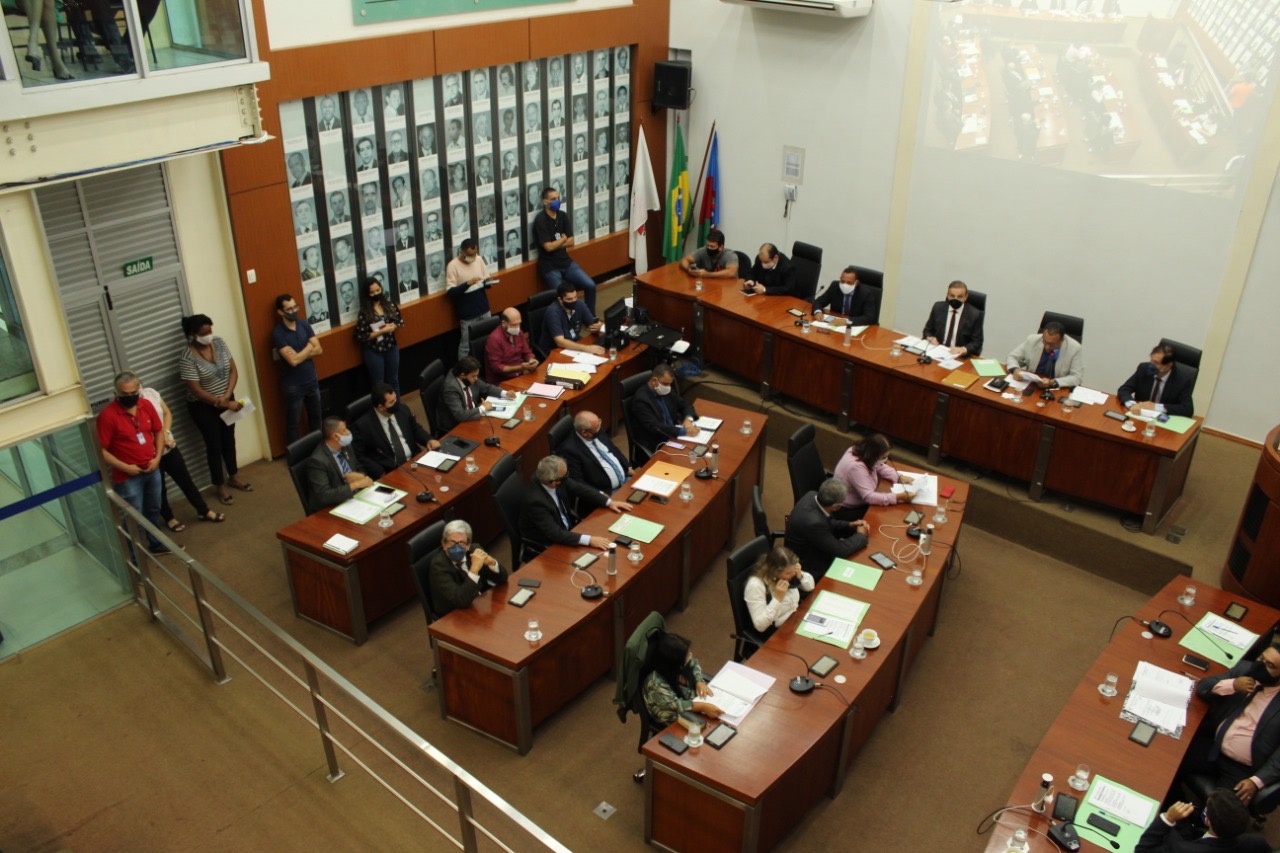 Câmara derruba veto a projeto que autoriza reabertura de parte do comércio 
