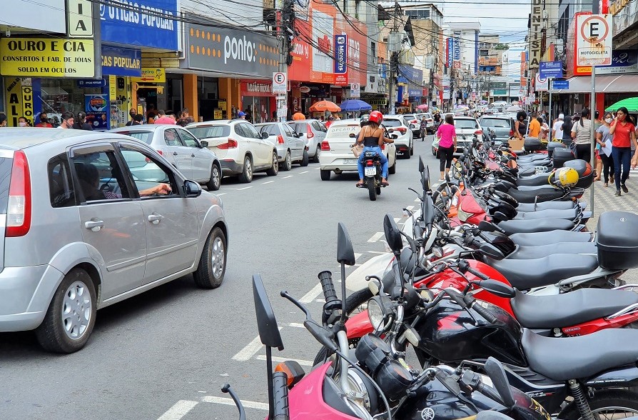 Projeto aprovado prevê pontos de embarque e desembarque para taxistas e motoristas de aplicativos 