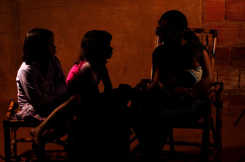 Lei garante matrícula na escola para filhos de mulheres vítimas de violência