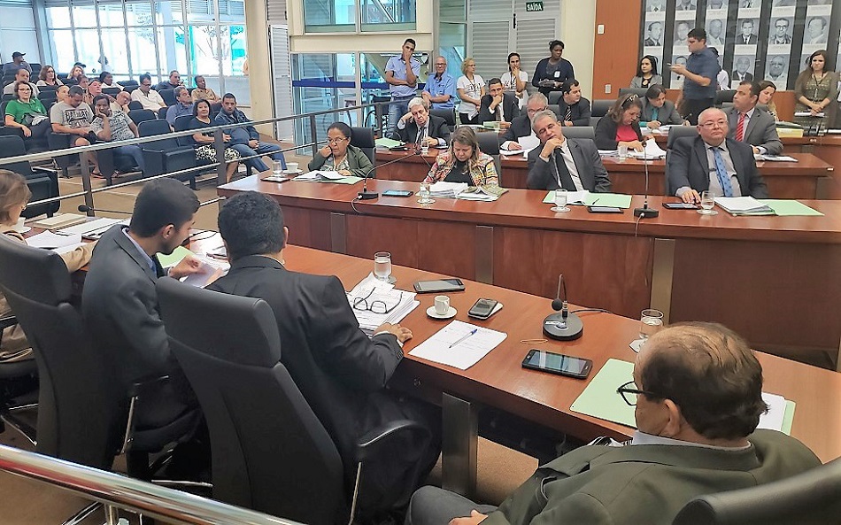 Câmara derruba três vetos do governo municipal 