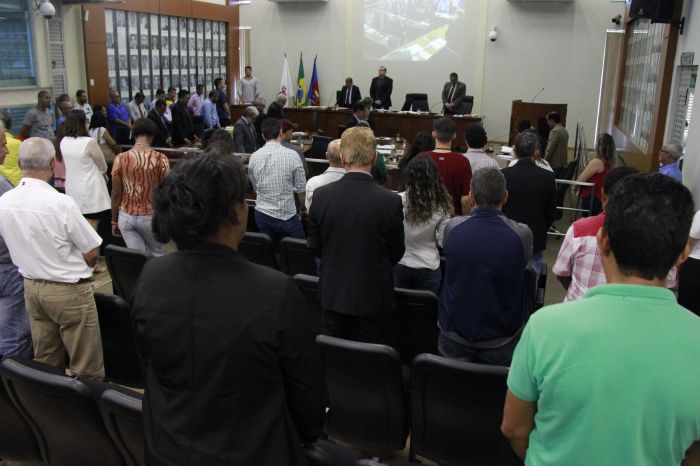 Câmara respeita minuto de silêncio pelo falecimento do técnico Percy Gonçalves