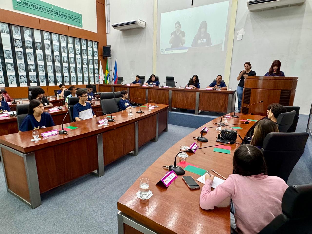 Câmara Mirim de Ipatinga aprova indicações e recebe alunos surdos em sessão ordinária