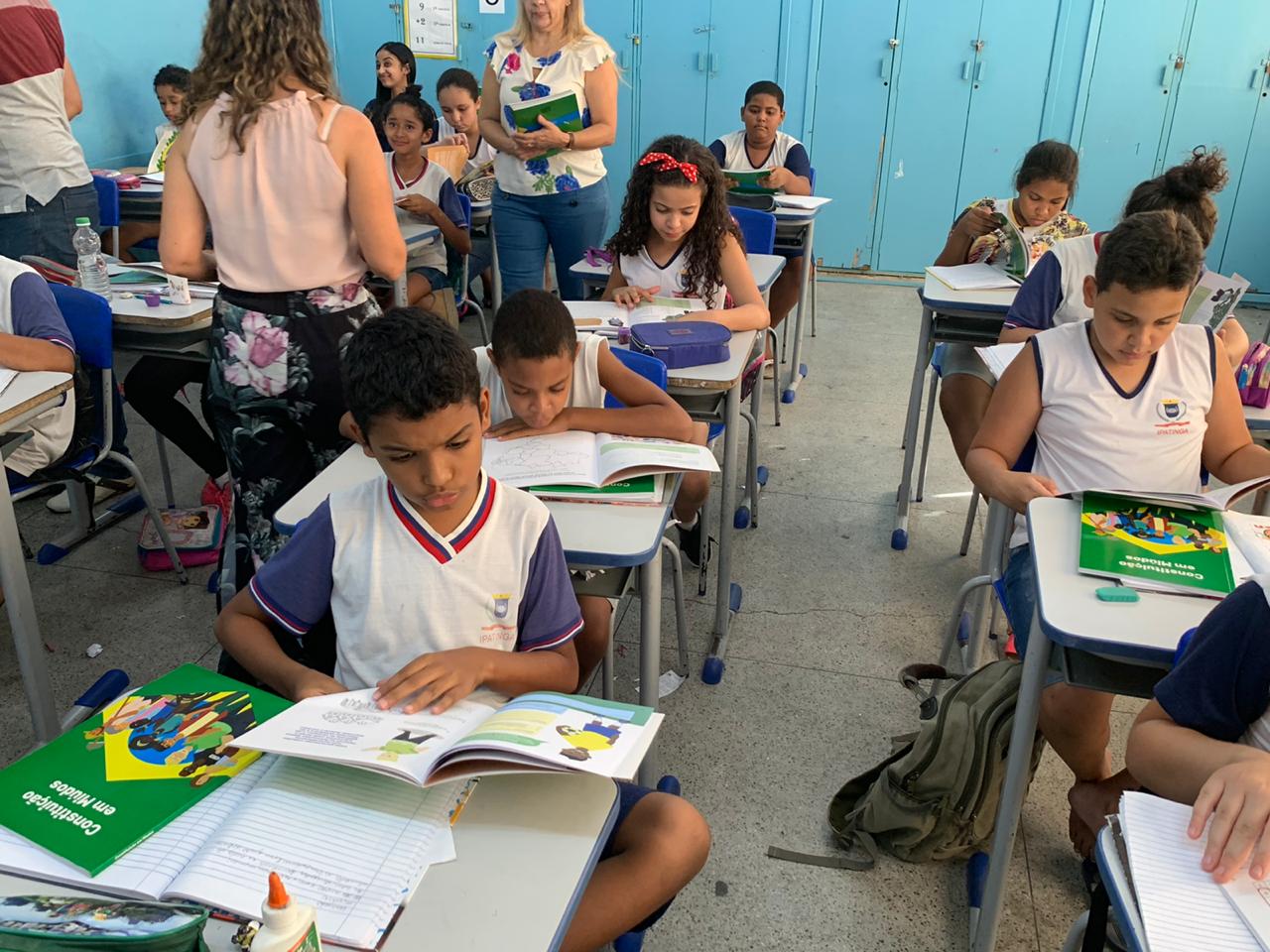 Alunos da rede pública começam a receber livros da Constituição em Miúdos