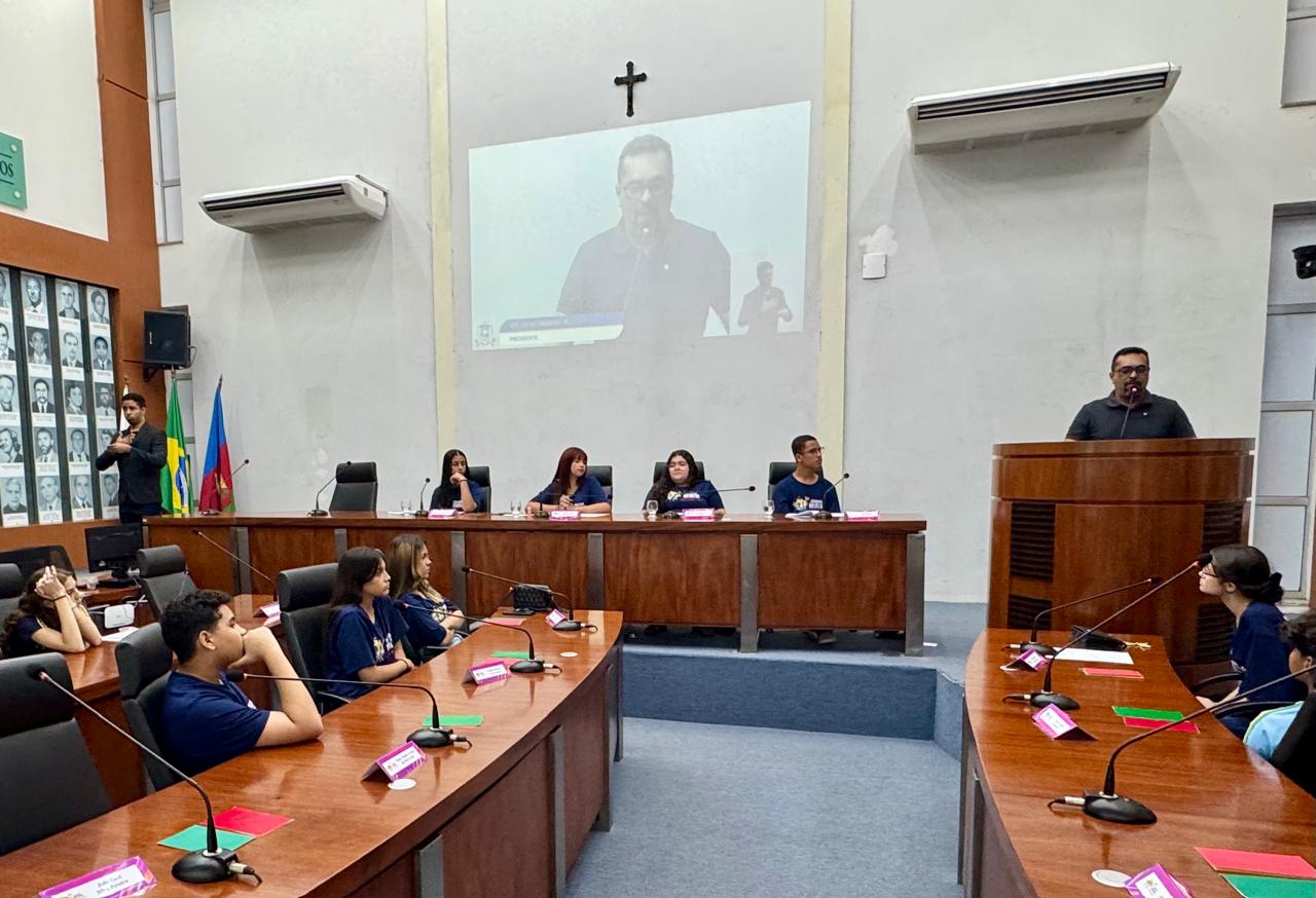 Câmara Mirim debate inclusão escolar e acessibilidade em reunião com estudantes e palestrantes com deficiência visual