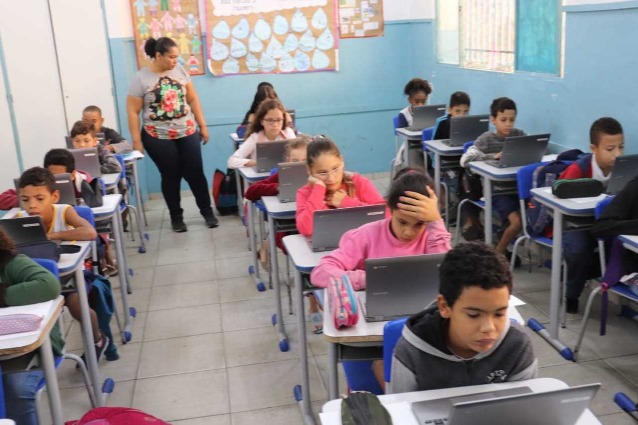 Servidores da educação recebem reajuste 